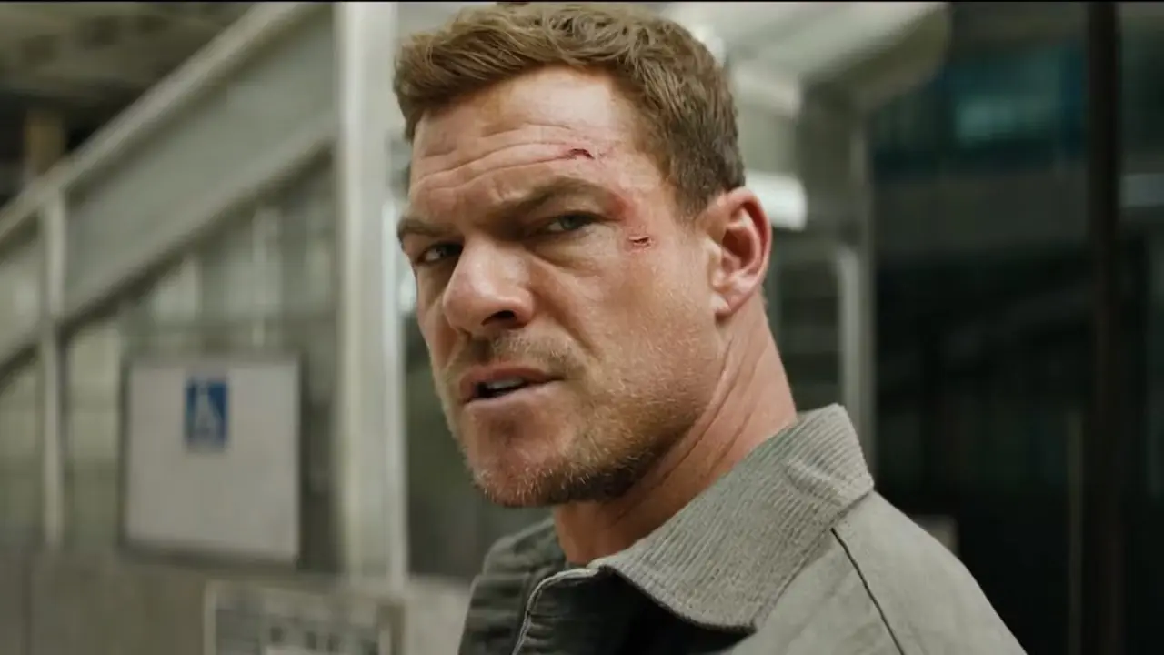 Alan Ritchsons Jack Reacher ser stoisk og sint ut i Reacher sesong 4 Alan Ritchsons Jack Reacher ser stoisk og sint ut i Reacher sesong 4
