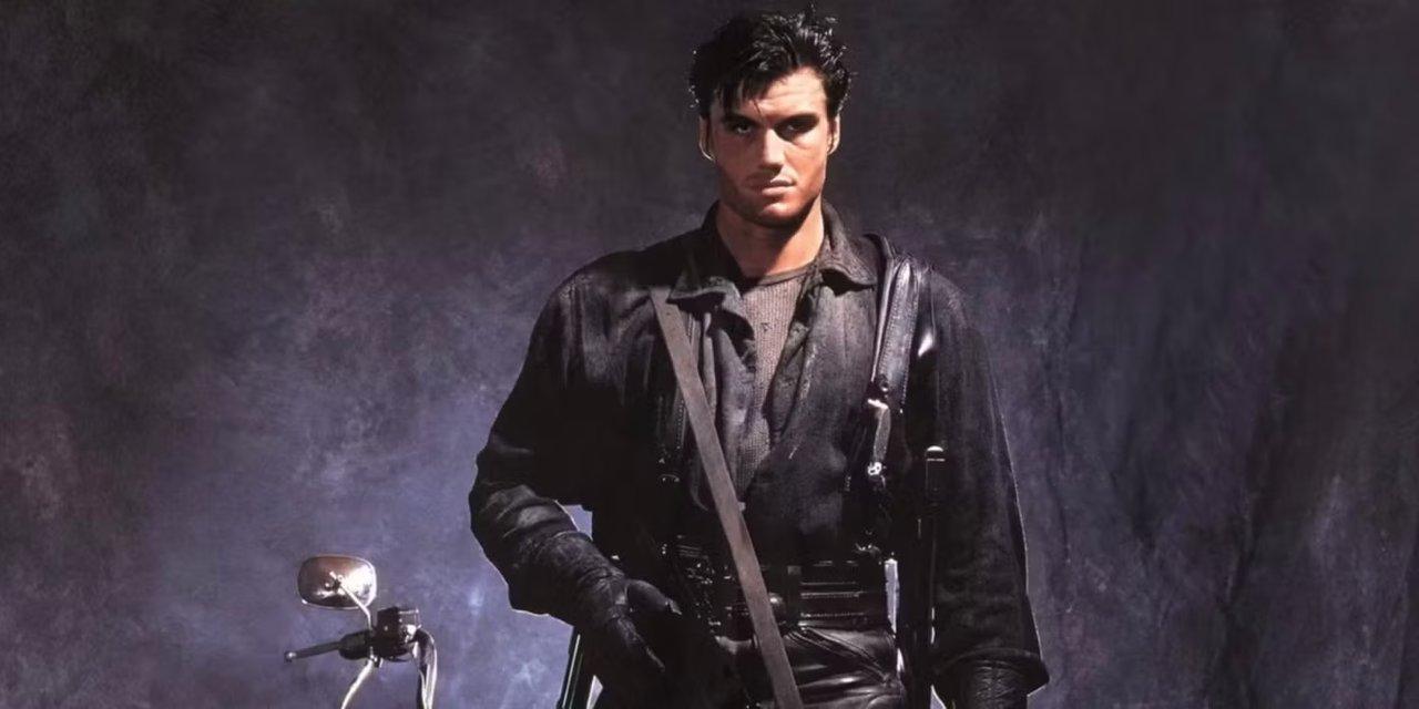 Дольф Лундгрен в роли Фрэнка Кастла на промо-фото к фильму «Каратель» (1989). Дольф Лундгрен в роли Фрэнка Кастла на промо-фото к фильму «Каратель» (1989).