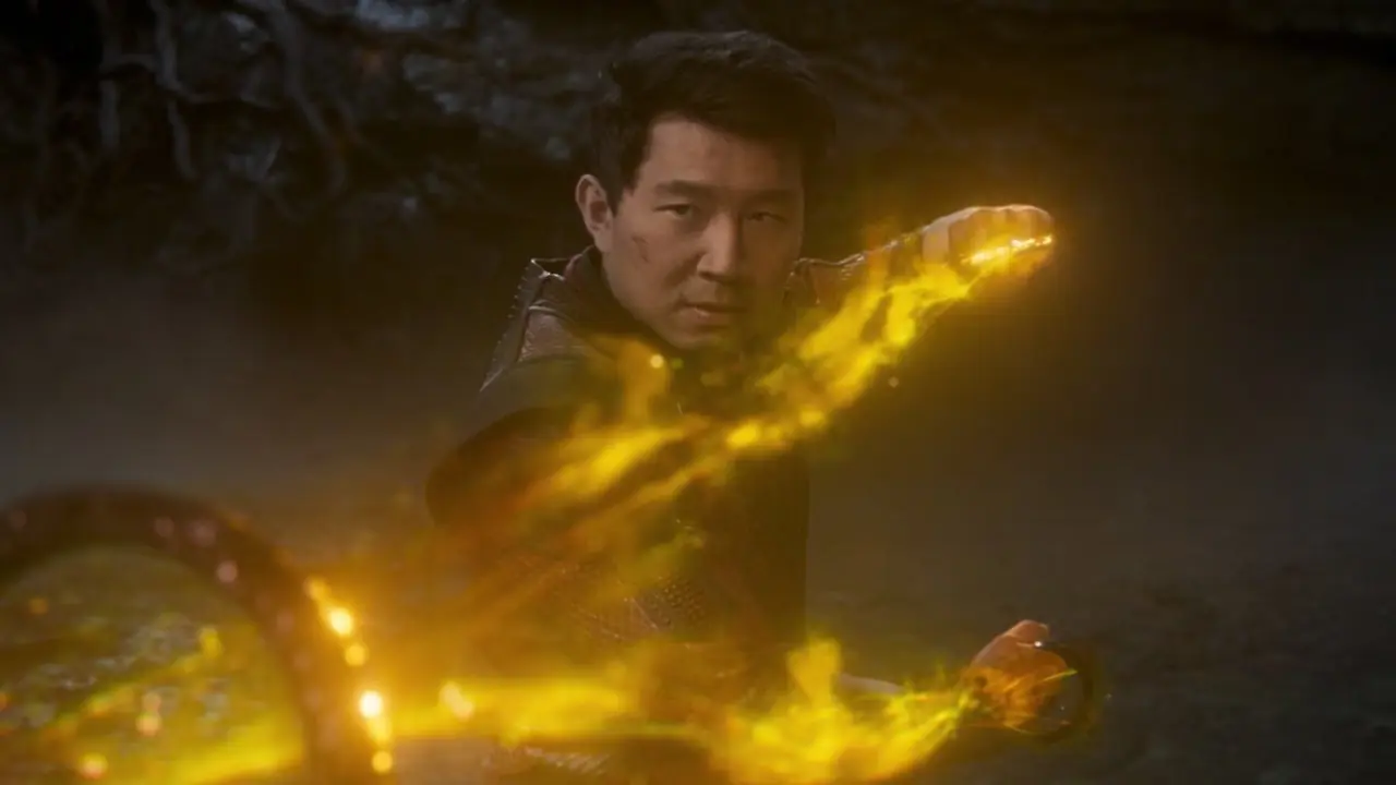 Simu Liu beschikt over magische krachten in Shang-Chi en de Legend of the Ten Rings Simu Liu beschikt over magische krachten in Shang-Chi en de Legend of the Ten Rings