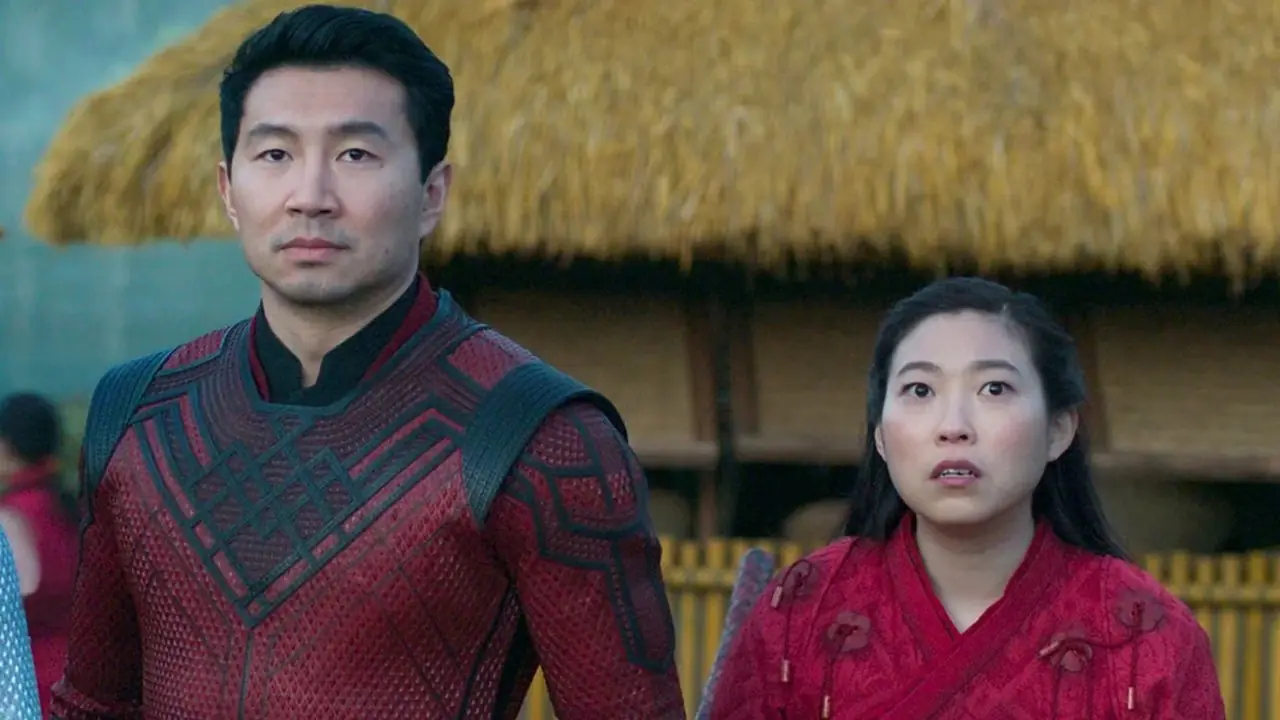 Simu Liu als Shang Chi en Awkwafina als Katy in Shang-Chi en de Legende van de Tien Ringen Simu Liu als Shang Chi en Awkwafina als Katy in Shang-Chi en de Legende van de Tien Ringen
