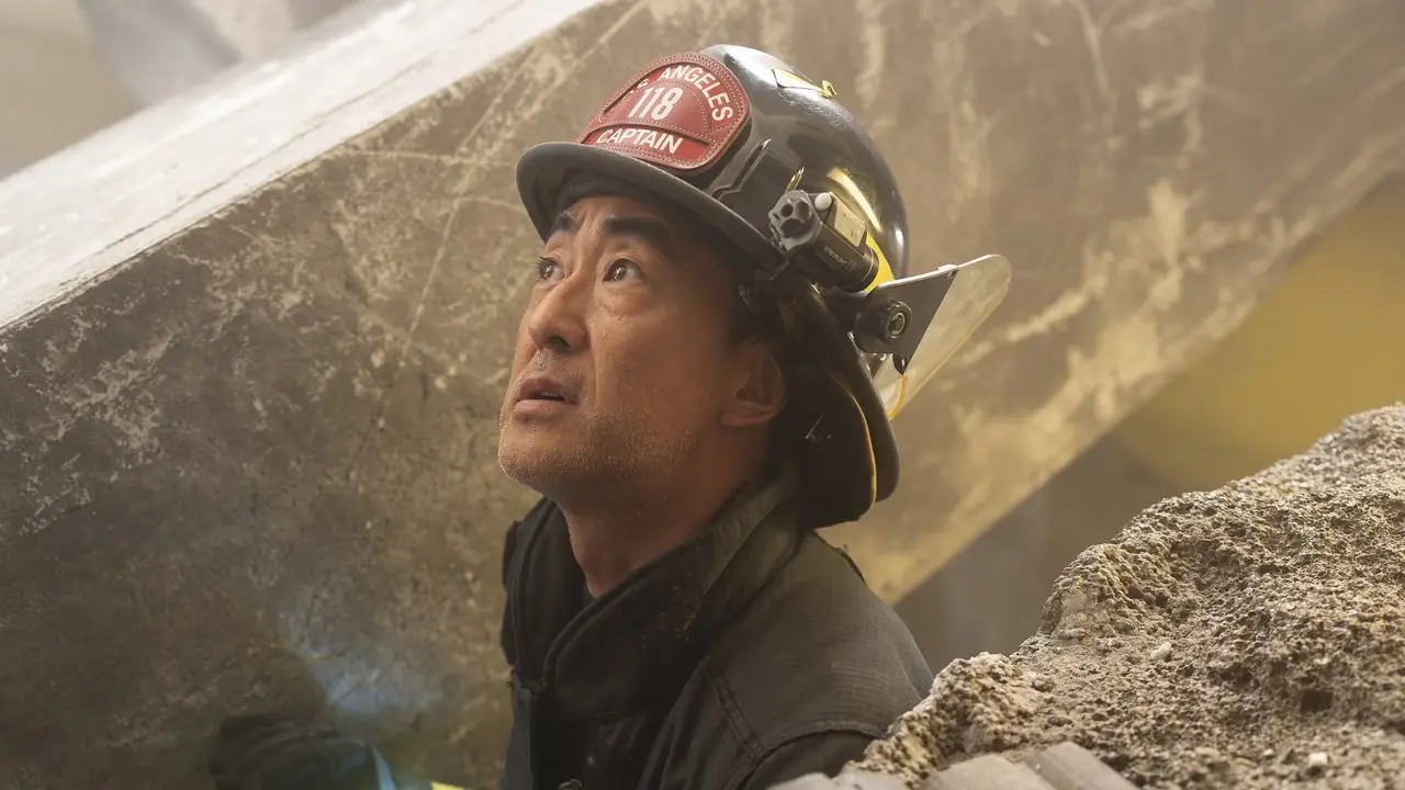 Kenneth Choi dans le rôle de Chimney en tenue de pompier et levant les yeux dans 911 saison 9, épisode 3