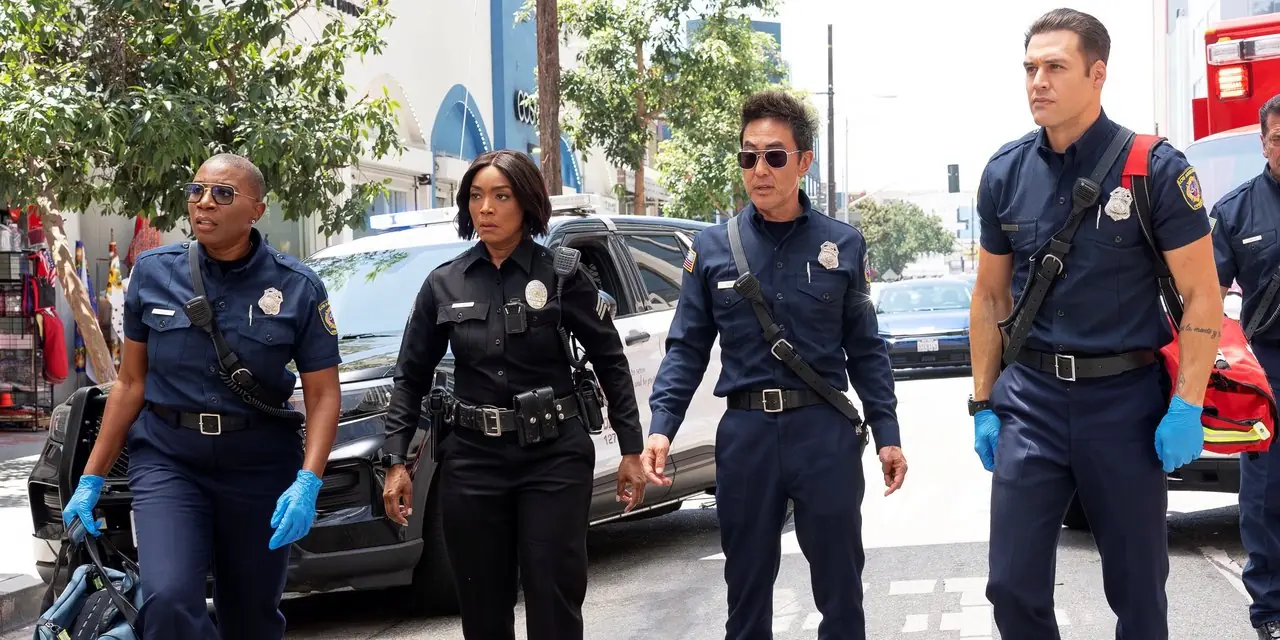 Aisha Hinds dans le rôle de Hen, Angela Bassett dans le rôle d'Athena, Kenneth Choi dans le rôle de Chimney et Ryan Guzman dans le rôle d'Eddie dans 9-1-1 saison 9, épisode 1