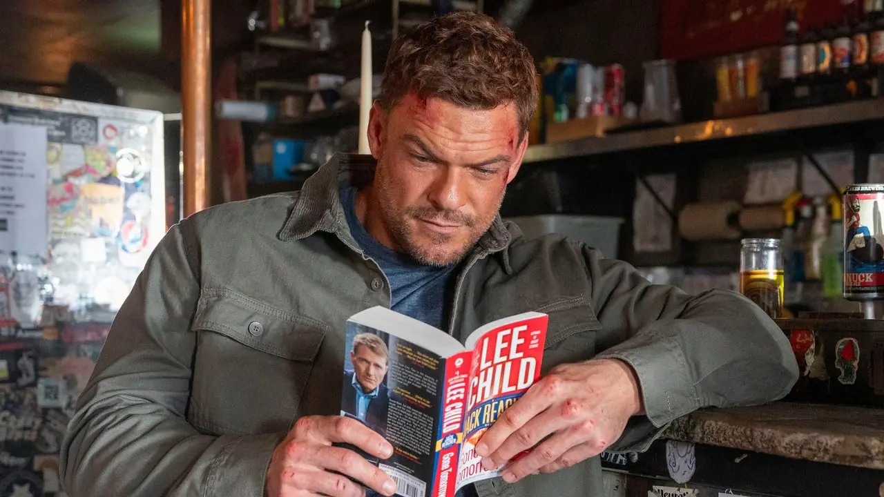 Alan Ritchson은 잔인한 알림으로 Reacher 팬의 불만에 반격했습니다.