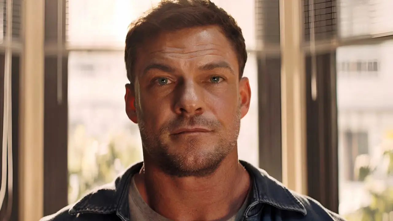 Alan Ritchson rivela perché Reacher ha saltato il suo libro preferito di Lee Child, anche dopo l'approvazione