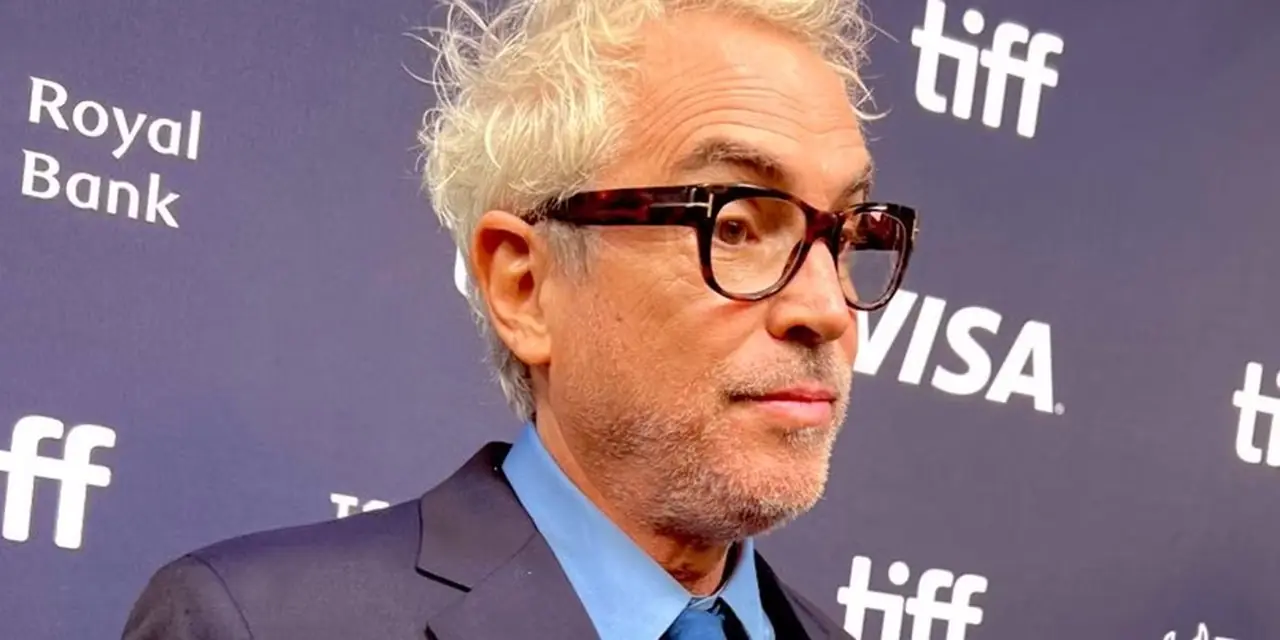 ألفونسو كوارون على السجادة الحمراء في TIFF 2024