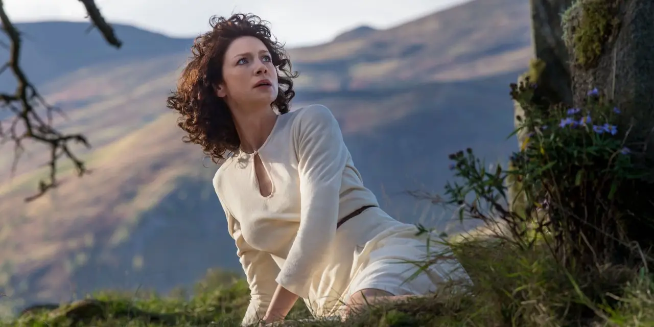 Outlander에서 클레어 프레이저(Caitríona Balfe)가 땅에 쓰러져 놀란 표정을 짓고 있습니다.