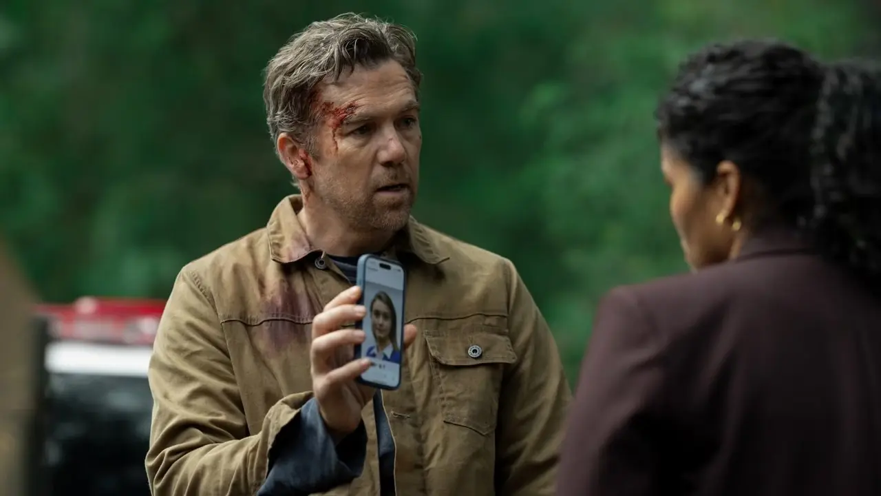 Patrick Brammall holder opp telefonen i Last Seen