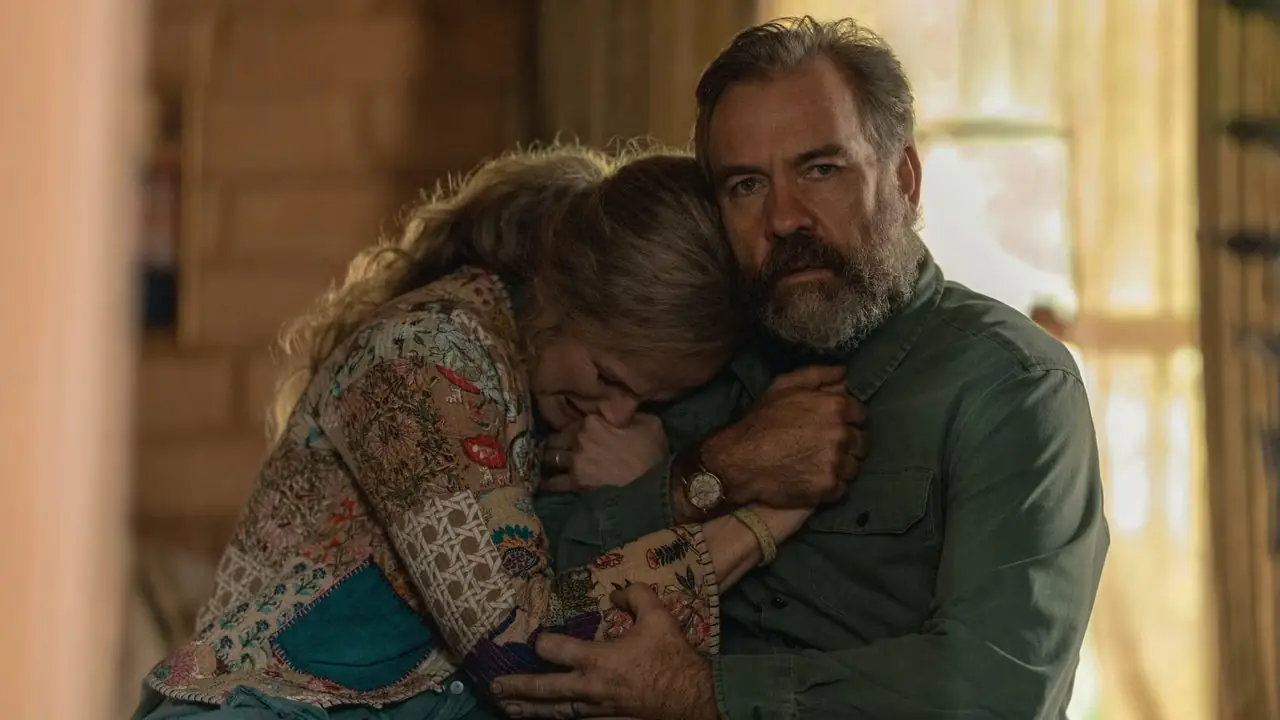 Maxine Peake og Brendan Cowell holder hverandre i Last Seen