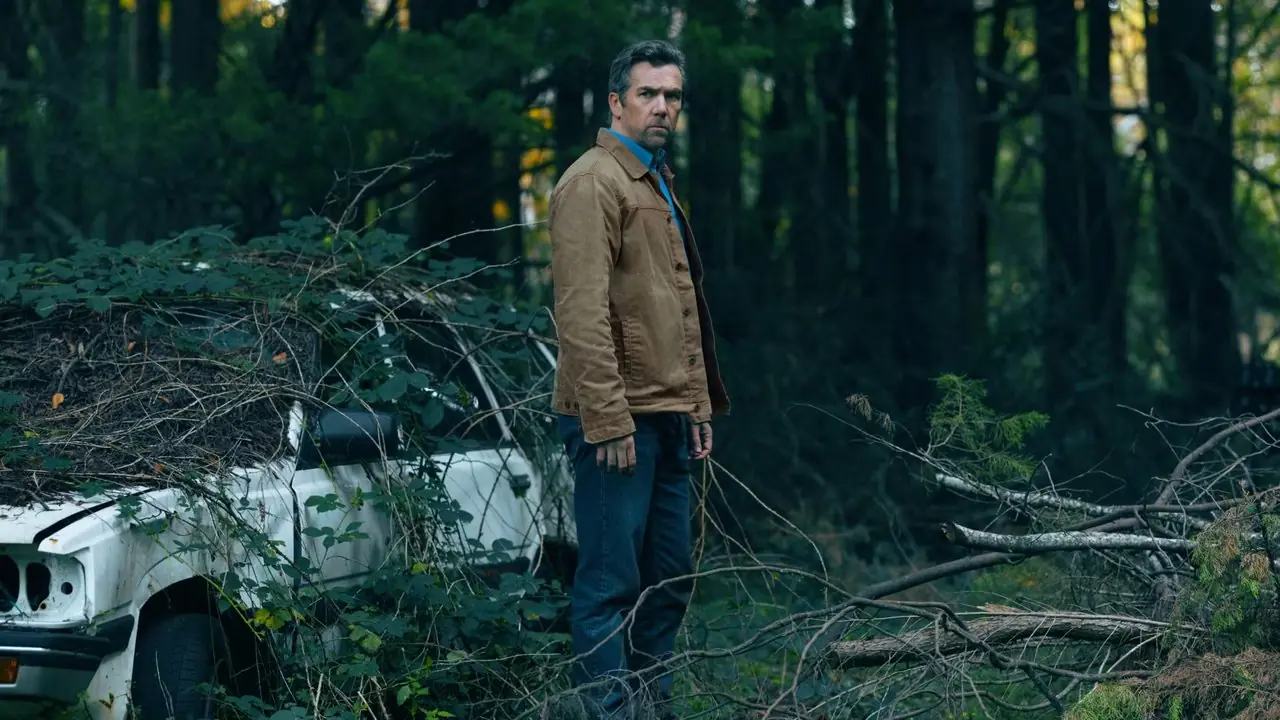 Patrick Brammall står i skogen i Last Seen Patrick Brammall står i skogen i Last Seen