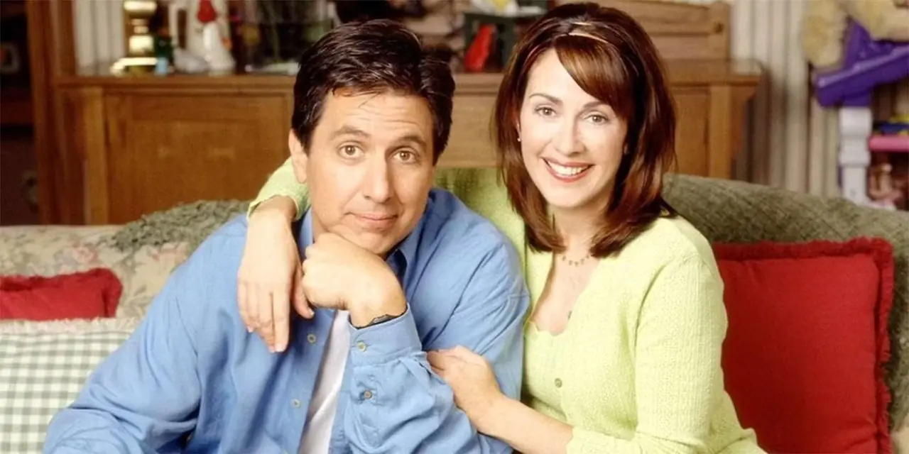 Ray Romano e Patricia Heaton nei panni di Ray e Debra Barone seduti sul divano in Tutti amano Raymond.