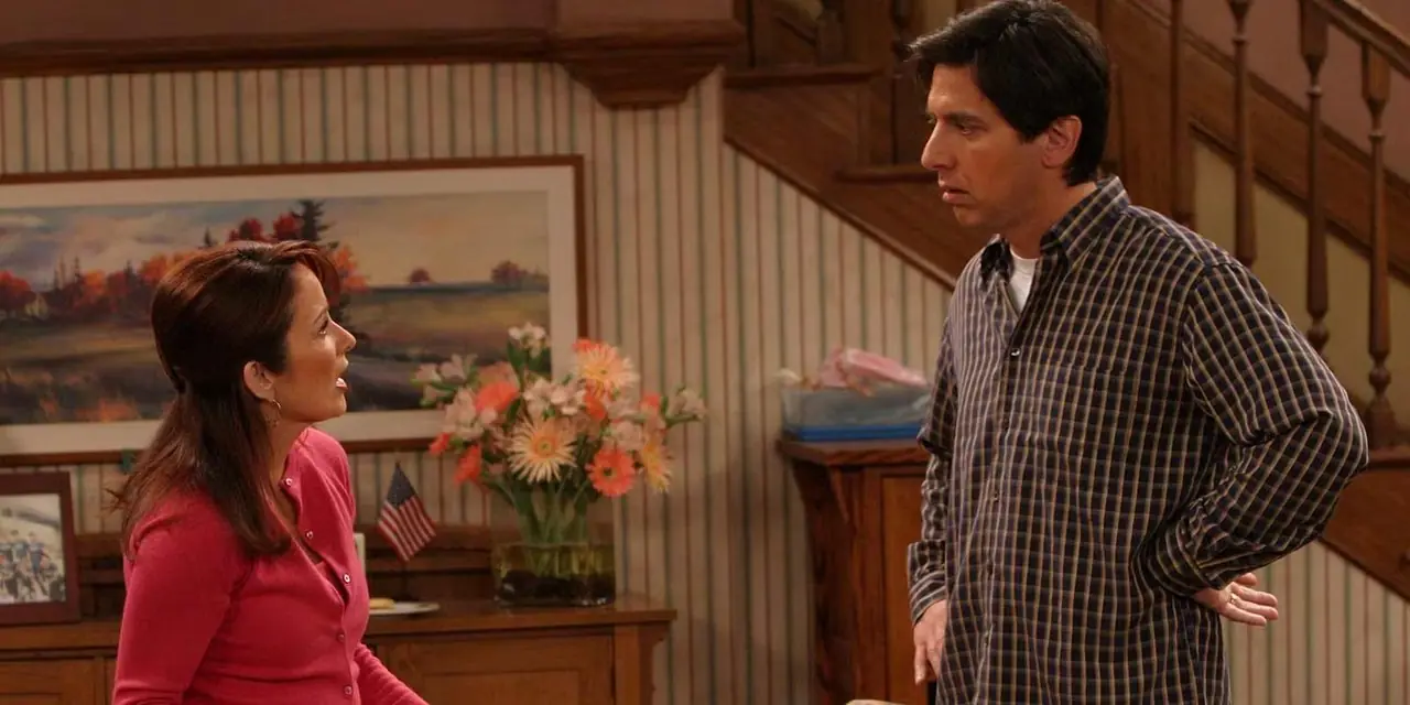 Debra Barone (Patricia Heaton) stirrer på ektemannen Ray (Ray Romano) i misbilligelse og sjokk