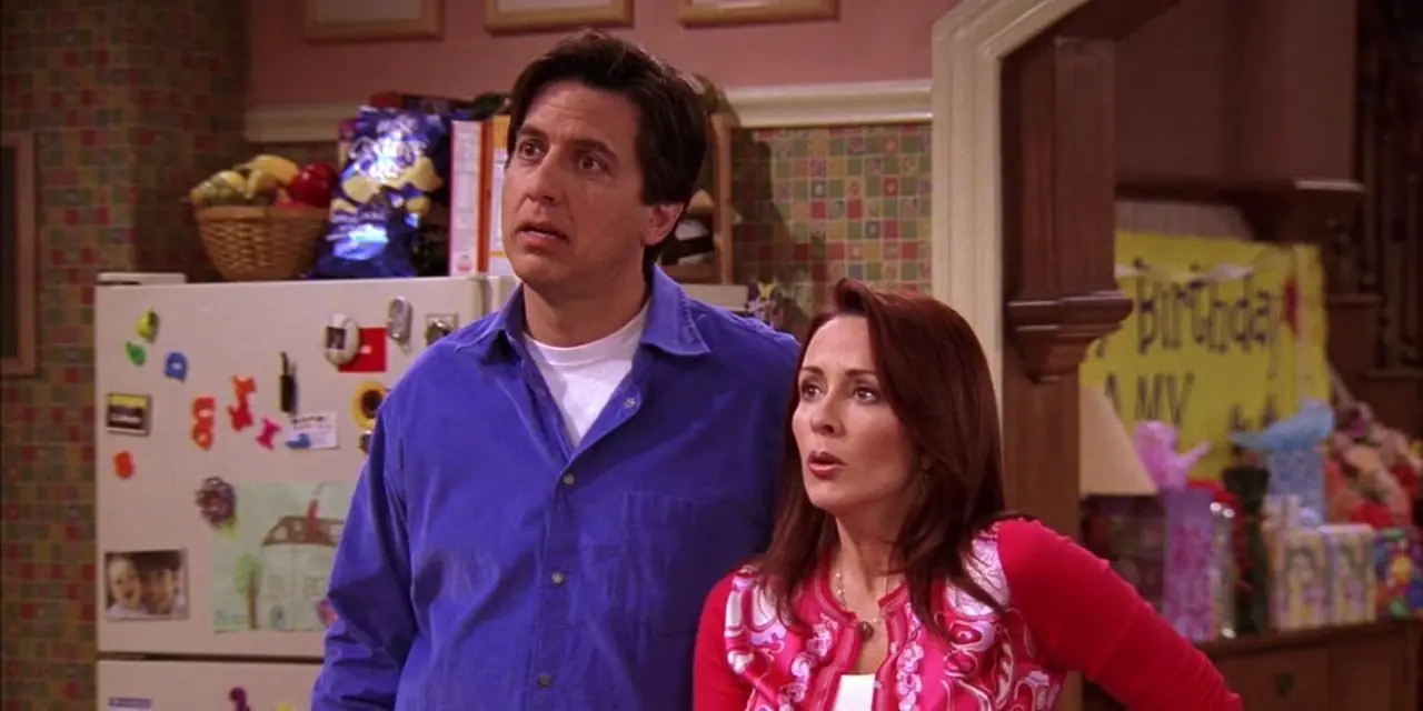 Ray og Debra ser sjokkerte ut på kjøkkenet i Everybody Loves Raymond