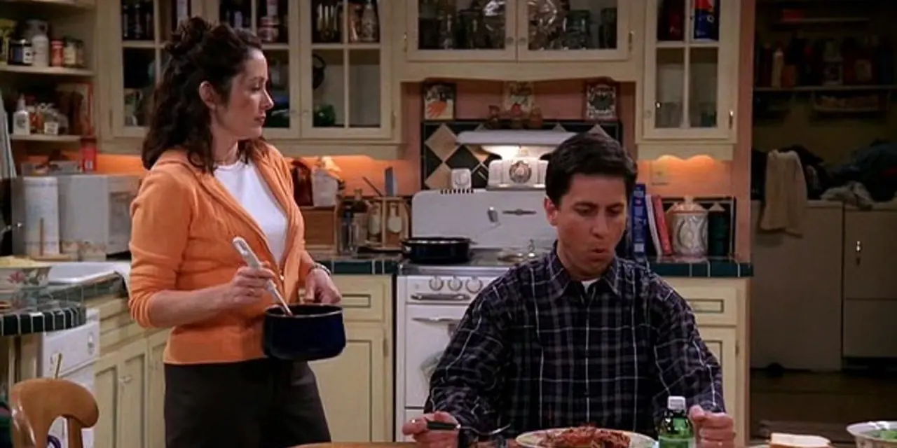 Debra ser fordømmende på Ray mens han spiser på kjøkkenet i Everybody Loves Raymond