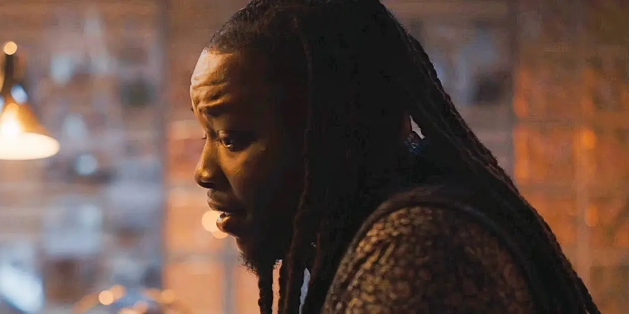 Chris Lee dans le rôle de Randy vu de profil dans Tracker