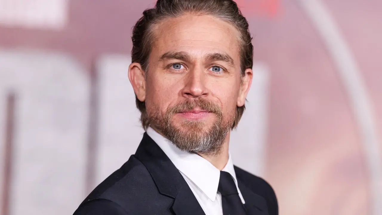 查理·汉纳姆 (Charlie Hunnam) 的新间谍惊悚片随着主要拍摄更新的展开，公布了第一张图片