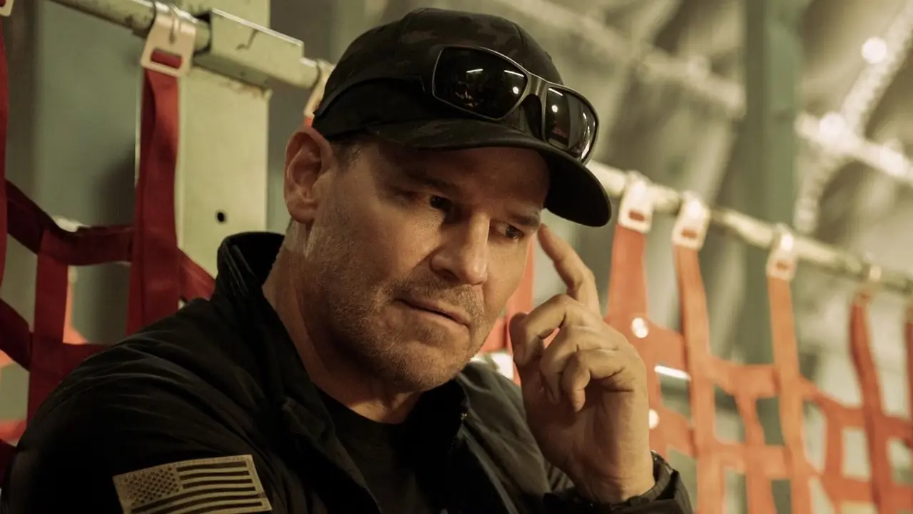 David Boreanaz como Jason Hayes en el equipo SEAL