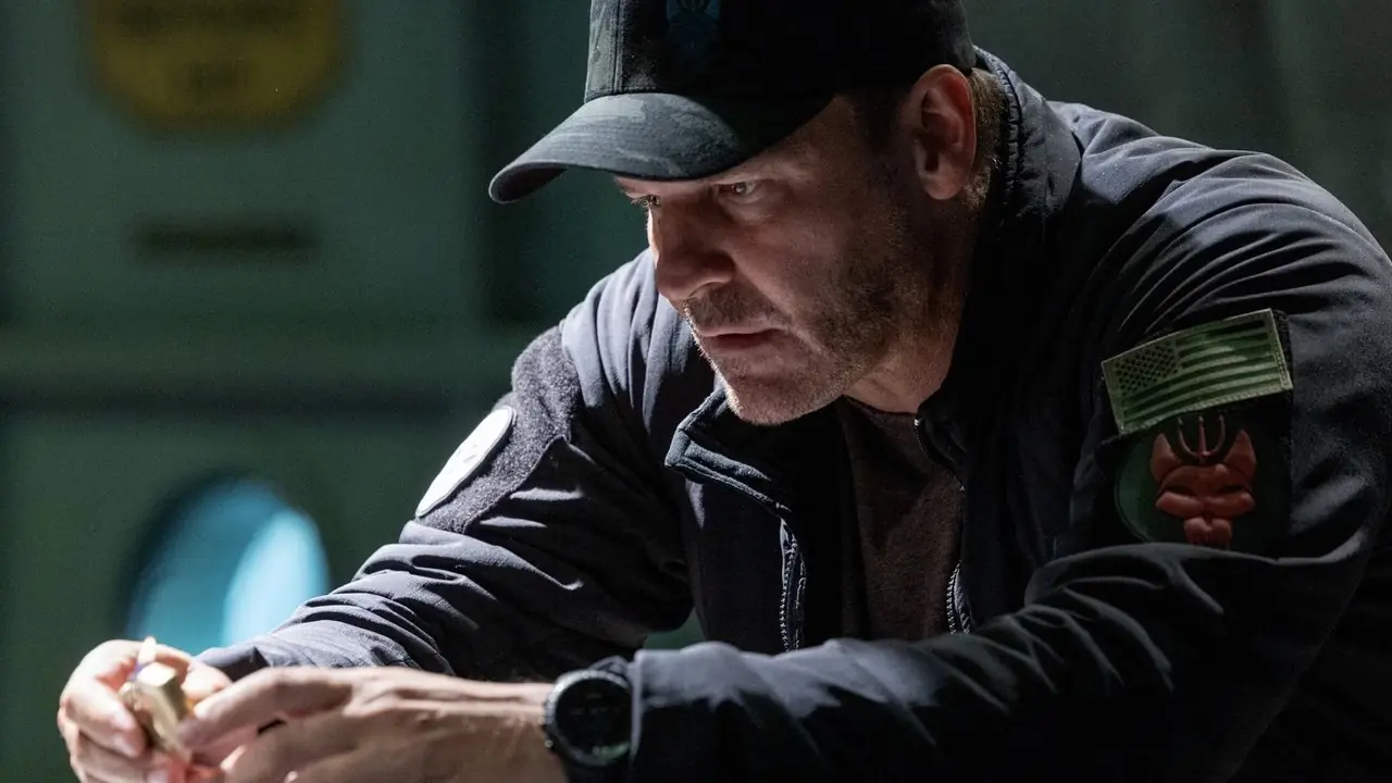 David Boreanaz como Jason Hayes en el equipo SEAL