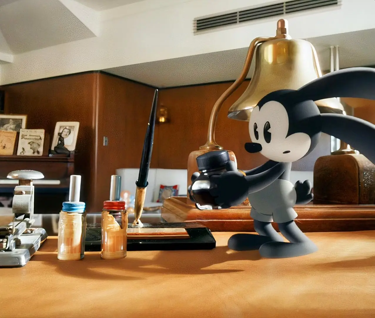 Disneys Oswald tittar på en burk