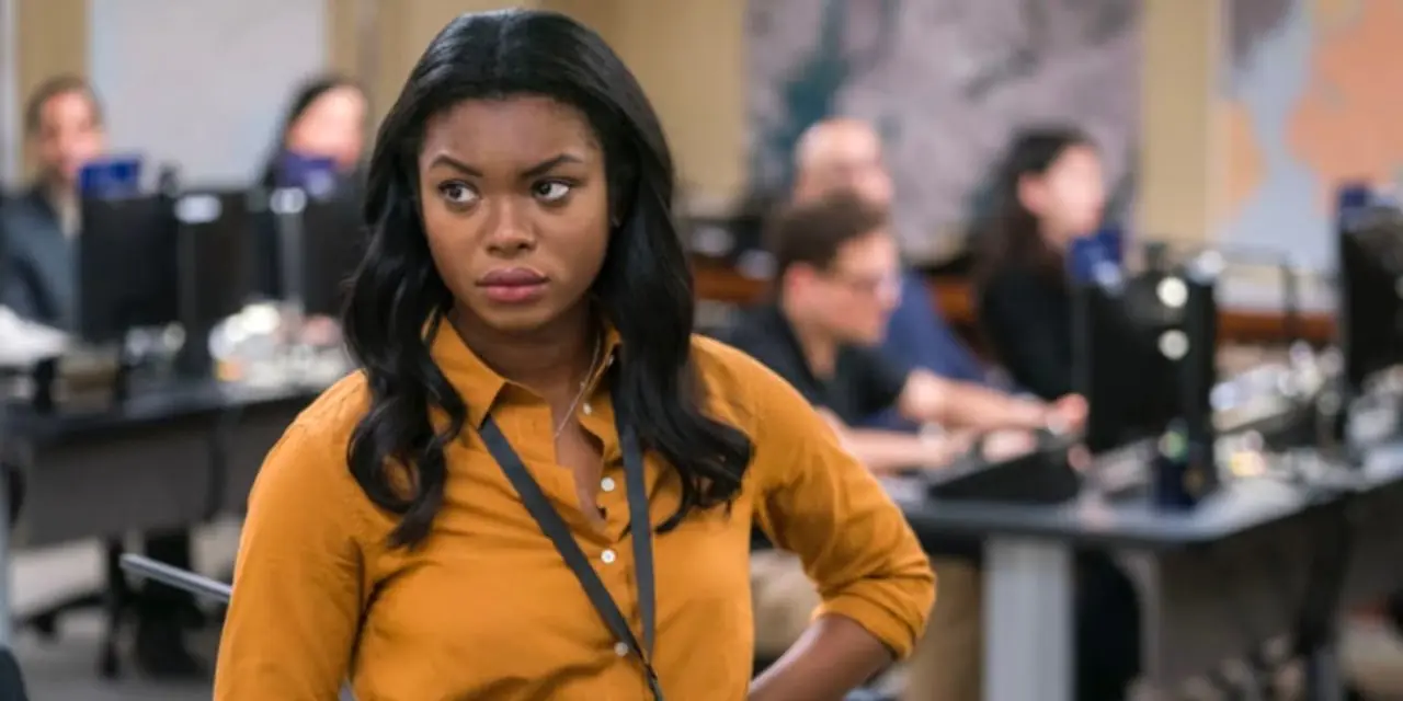 Ebonee Noel som Kristen Chazal står i bullpen i FBI med handen på höften Ebonee Noel som Kristen Chazal står i bullpen i FBI med handen på höften