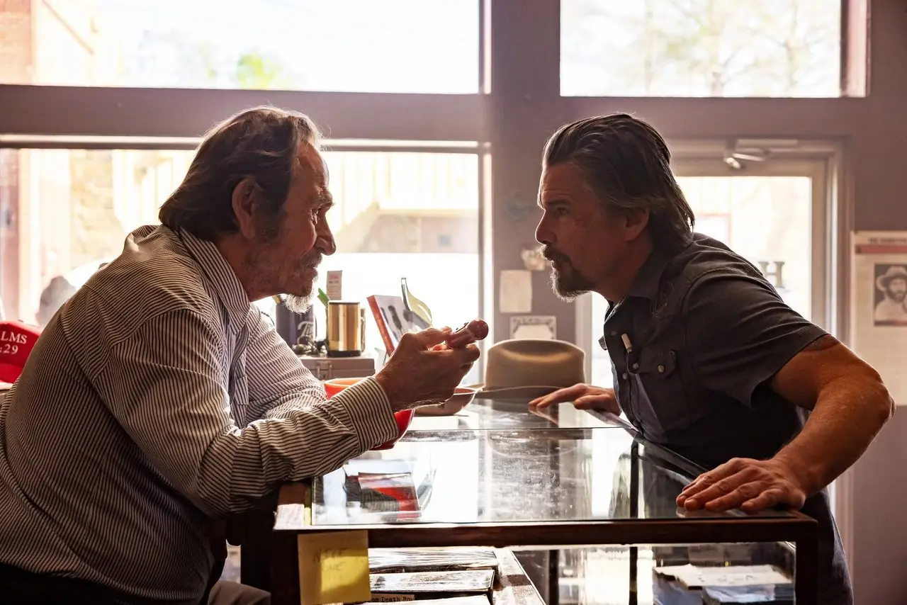 Ethan Hawke y Tommy Lee Jones en la temporada 2 de The Lowdown