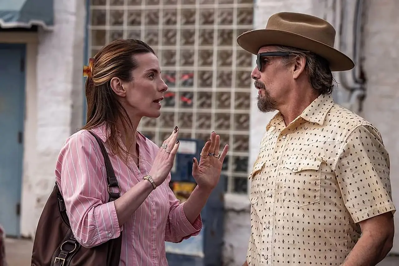 Ethan Hawke y Betty Gilpin en The Lowdown temporada 2