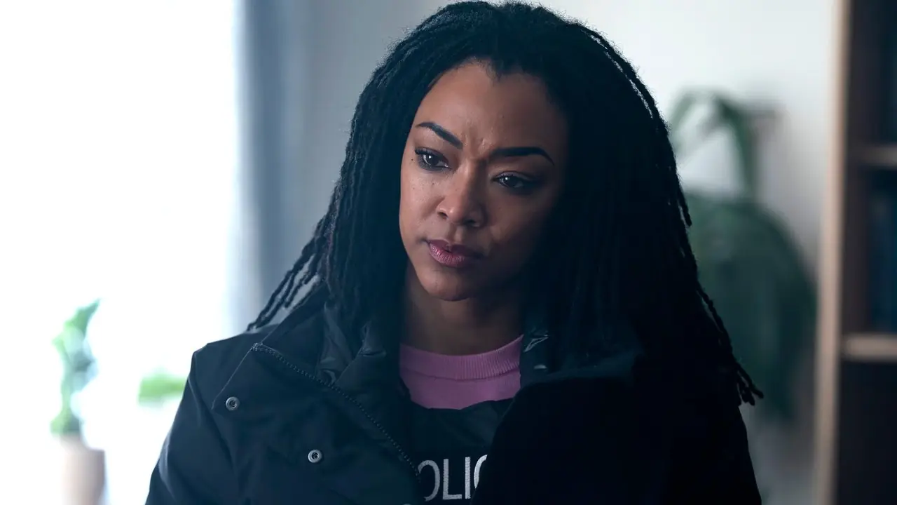 Lena de Sonequa Martin-Green mirando intensamente a alguien en la temporada 1 de Boston Blue