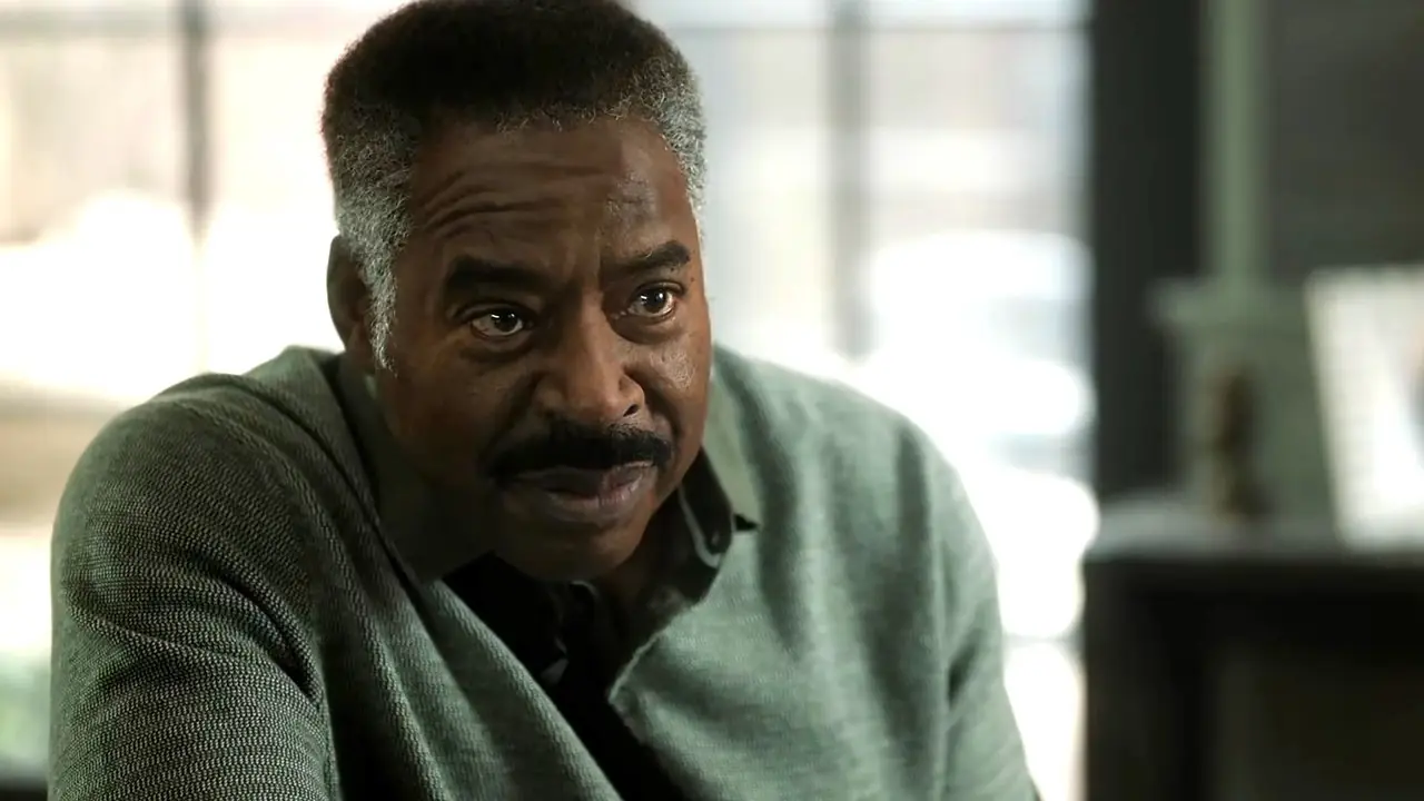 El reverendo Edwin Peters de Ernie Hudson le sonríe suavemente a alguien en el episodio 13 de Boston Blue
