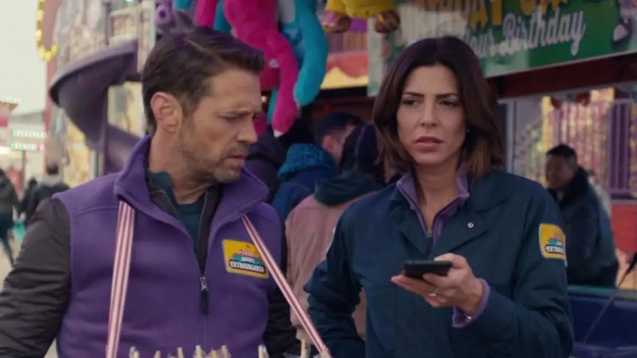 Private Eyes Cindy Sampson und Jason Priestley auf einem Karneval