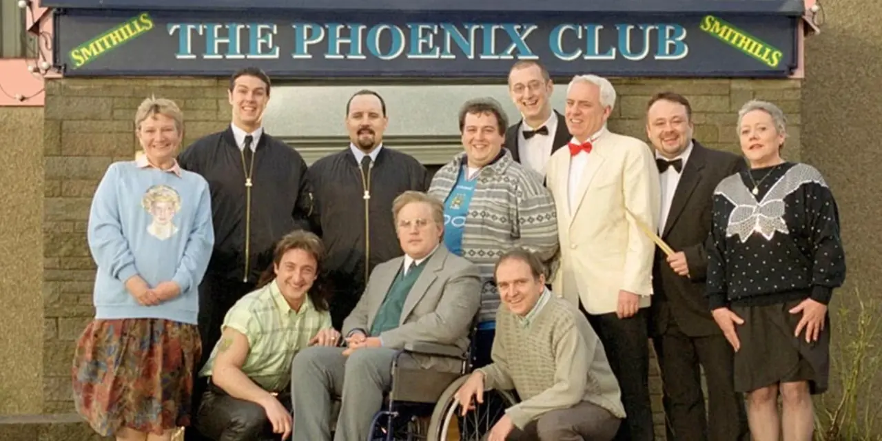 Les acteurs se rassemblent à l'extérieur du club dans Phoenix Nights