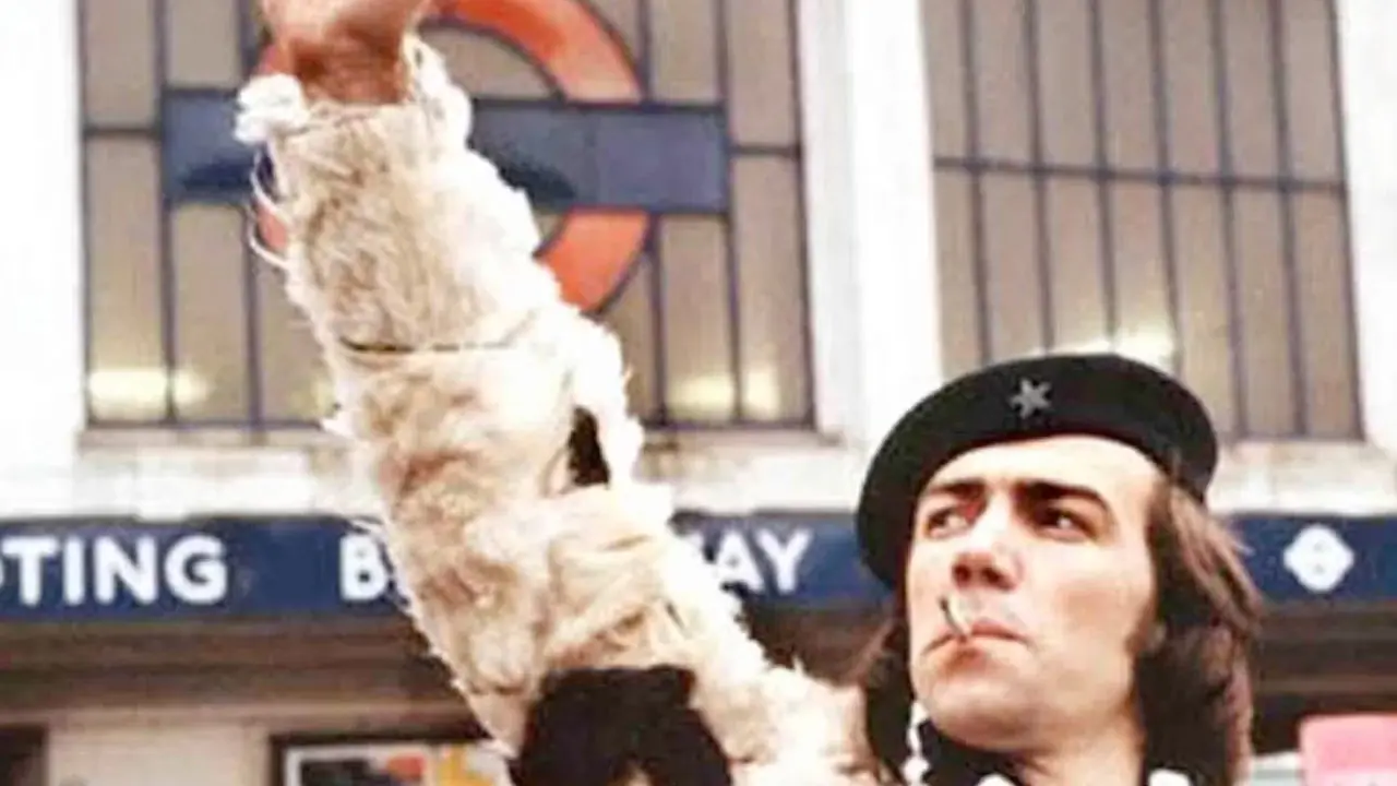 Wolfe le poing en l'air dans Citizen Smith
