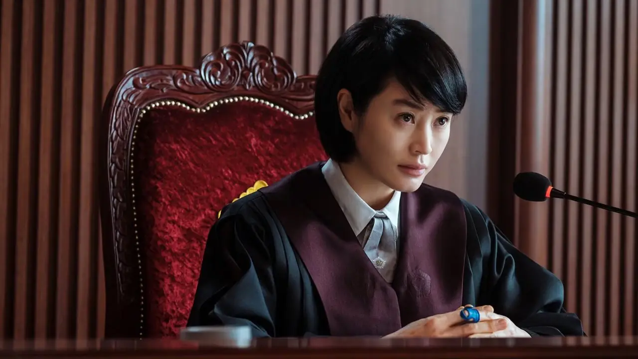 Kim Hye-soo vistiendo túnica judicial como el juez Shim Eun-seok en el K-drama Juvenile Justice. Kim Hye-soo vistiendo túnica judicial como el juez Shim Eun-seok en el K-drama Juvenile Justice.