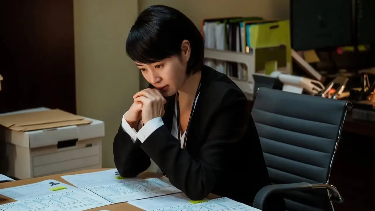 Kim Hye-soo como el juez Shim Eun-seok en el K-drama Juvenile Justice.