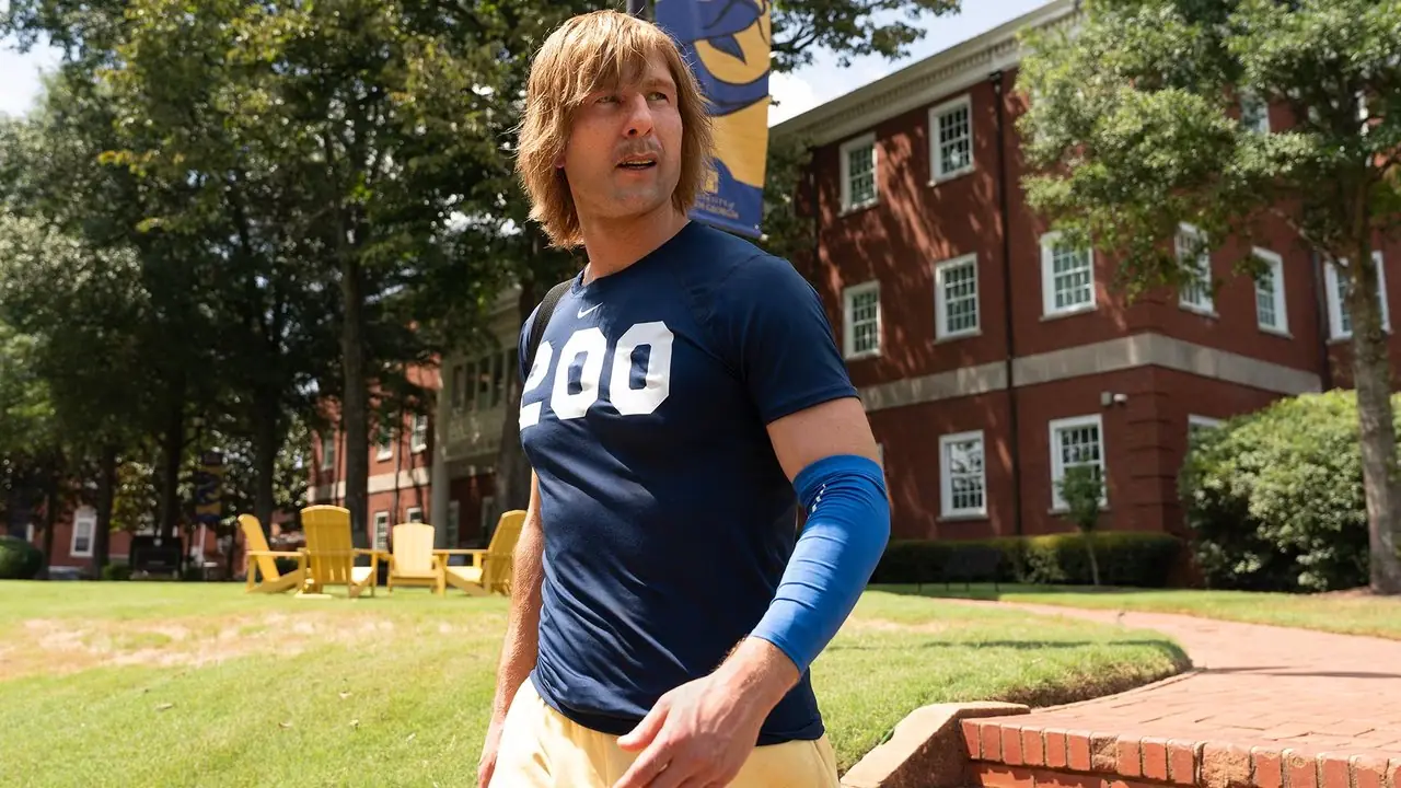 Photo de Glen Powell dans le rôle de Chad Powers dans la saison 1 de Chad Powers.