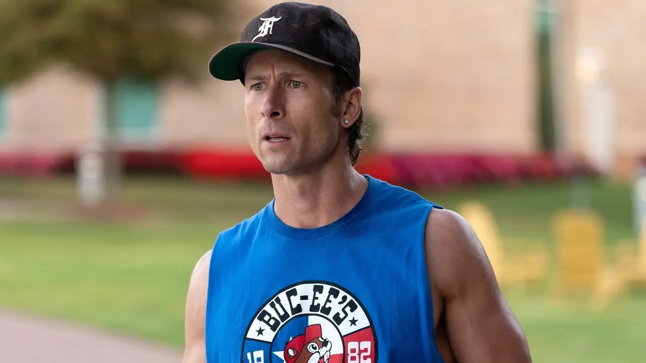 Glen Powell ser chockad ut i Chad Powers säsong 1