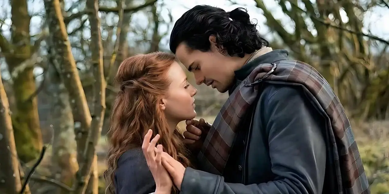 Jamie Roy como Brian Fraser e Harriet Slater como Ellen MacKenzie tocam testas em Outlander - Blood of my Blood