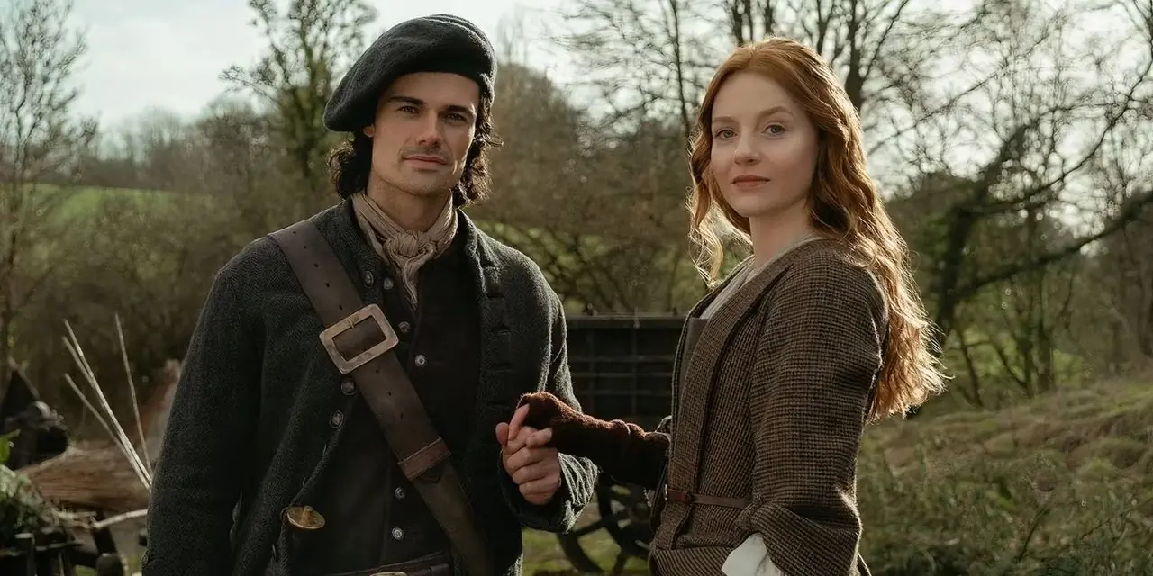Harriet Slater como Ellen MacKenzie e Jamie Roy como Brian Fraser de mãos dadas em Outlander – Blood of my Blood