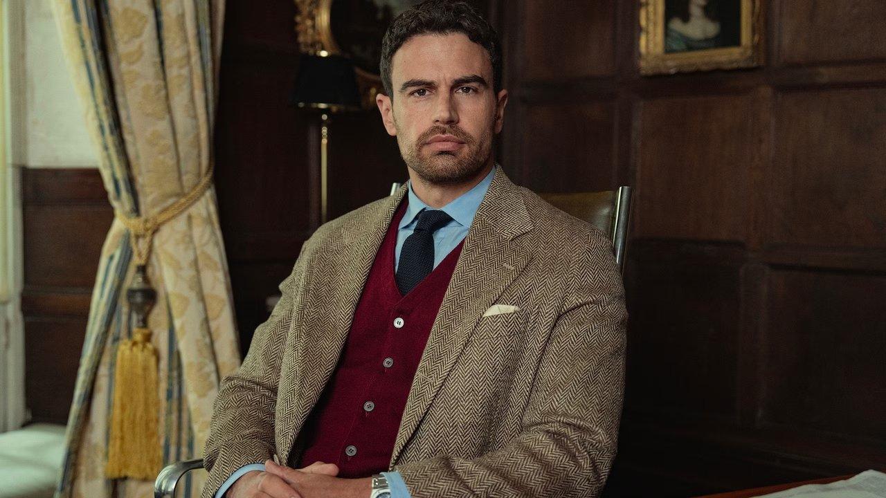 Fotograma de Theo James en la temporada 2 de The Gentlemen.