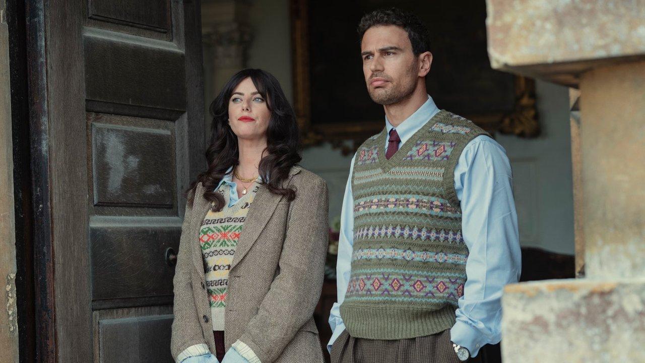 Kaya Scodelario e Theo James em The Gentlemen, temporada 2, episódio 1 na Netflix