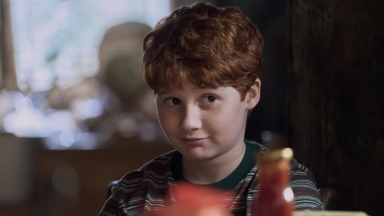 Alastair Stout como Ron Weasley sonriendo en Harry Potter de HBO.