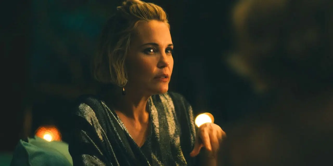 Kate (Leslie Bibb) praat achter Jaclyn's rug in The White Lotus Seizoen 3, aflevering 2