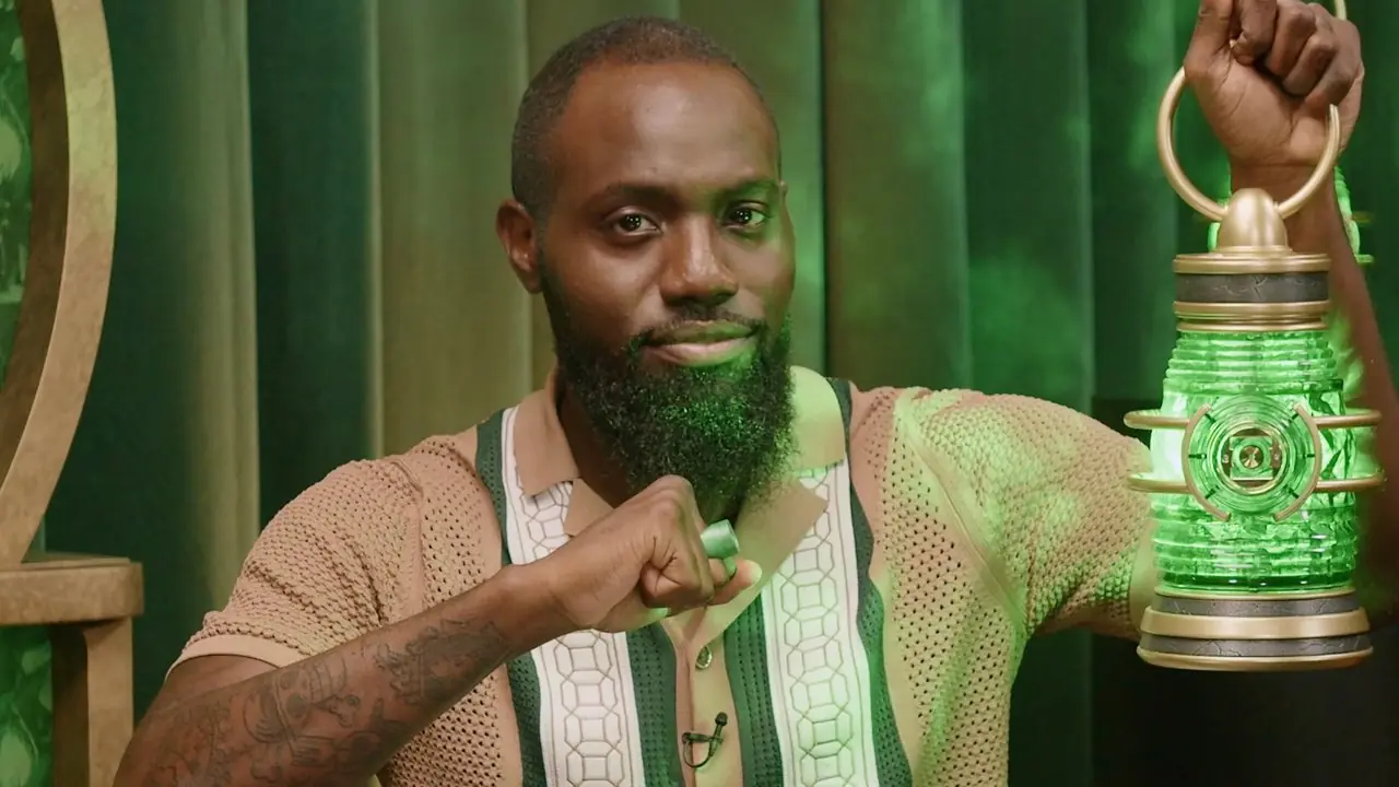 Juju Green houdt de lantaarn omhoog en richt zijn ring erop in de officiële podcast van Lanterns Juju Green houdt de lantaarn omhoog en richt zijn ring erop in de officiële podcast van Lanterns