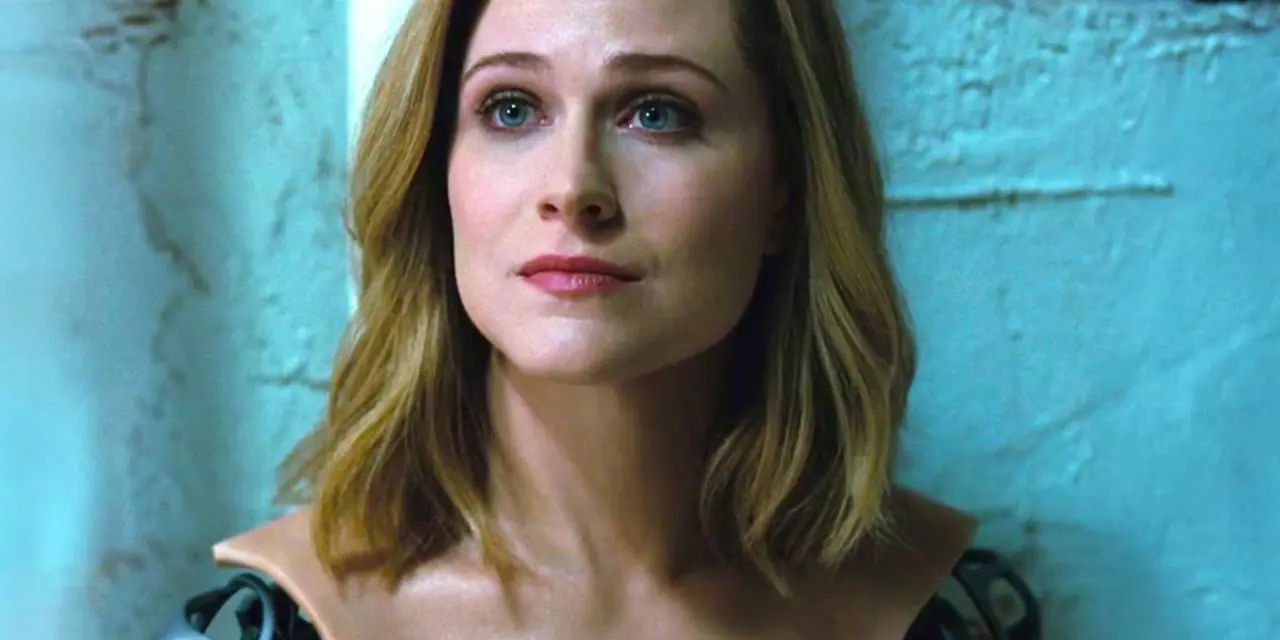 Dolores Abernathy (Evan Rachel Wood) com os olhos marejados em Westworld.