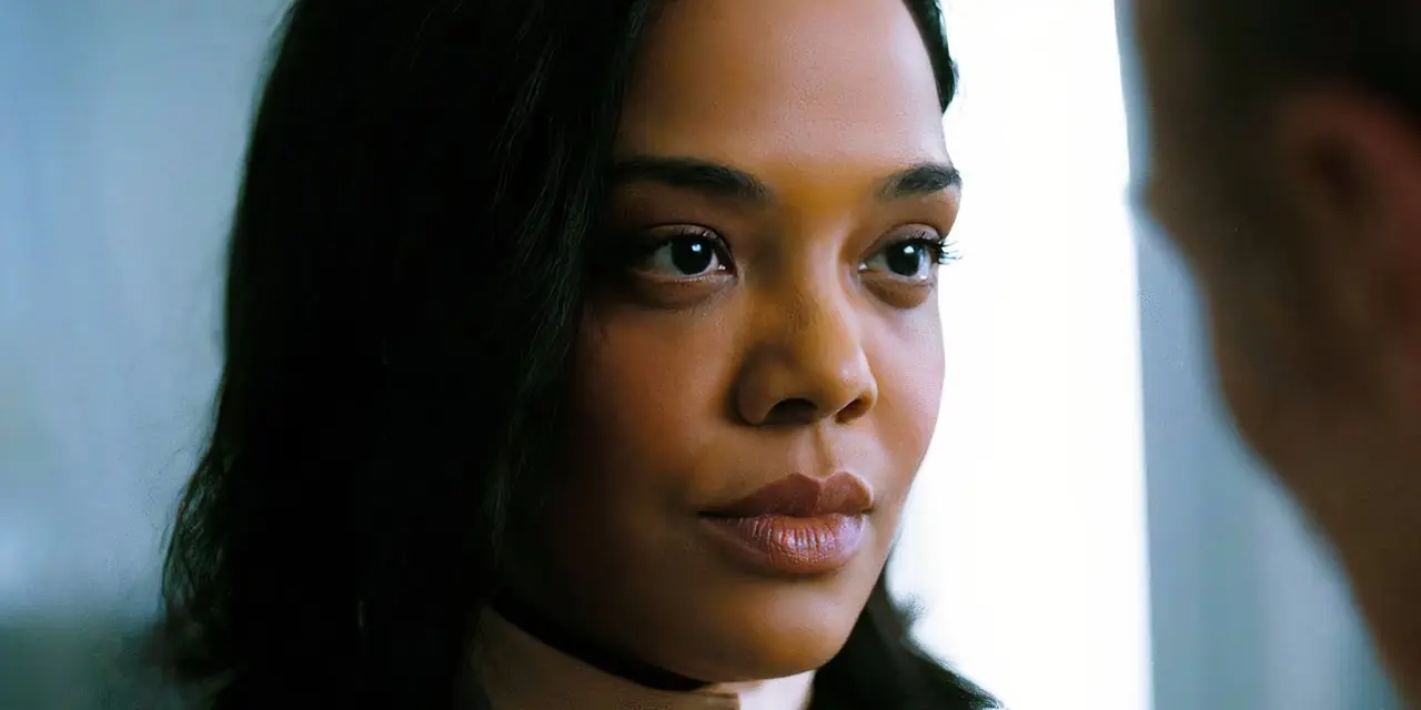 Tessa Thompson como Charlotte em Westworld