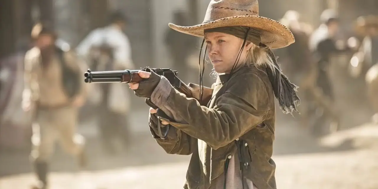 Ingrid Bolso segurando uma arma em Westworld