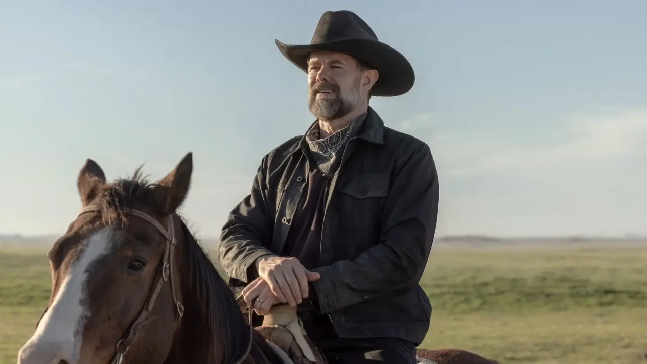 Garret Dillahunt nel ruolo di William Macon a cavallo in Lanterns