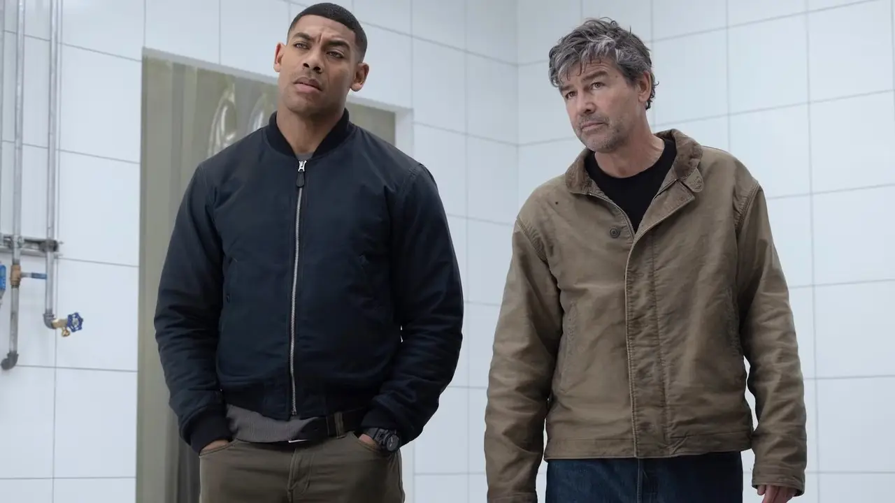 John Stewart (Aaron Pierre) och Hal Jordan (Kyle Chandler) står i en slaktfabrik i Lanterns säsong 1