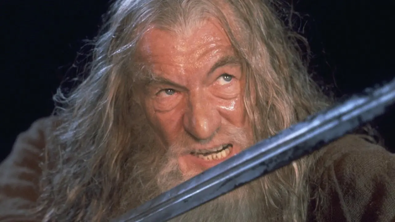 Ian McKellen como Gandalf sosteniendo una espada y mirando al balrog en El Señor de los Anillos: La Comunidad de los Anillos (2001)