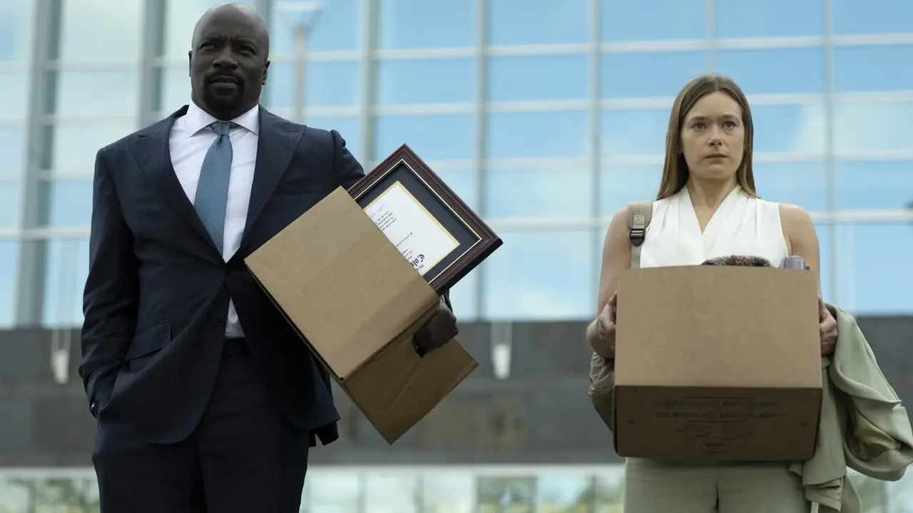 Mike Colter och Rachel Keller håller i lådor när de står tillsammans i Cupertino