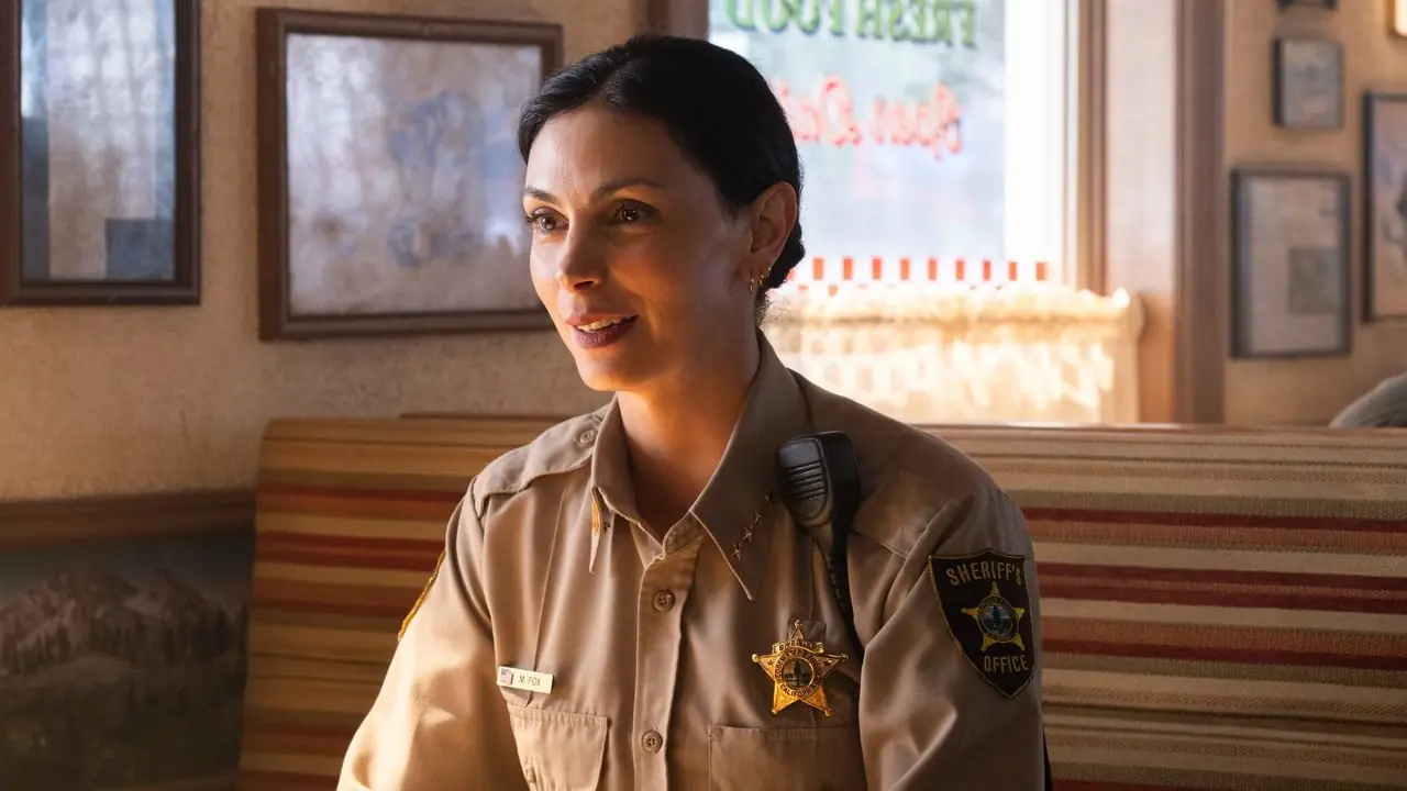 Morena Baccarin und Max Thieriot necken die Crossover-Romanze „Sheriff Country“ und „Fire Country“.