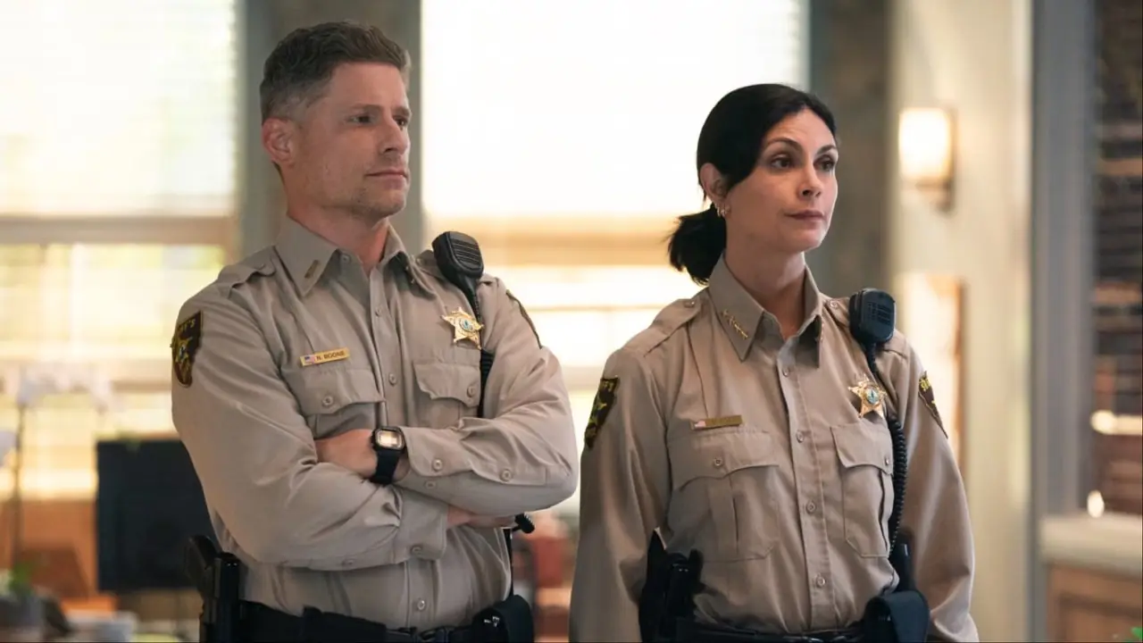 Sheriff Country 1. sezonda Boone rolünde Matt Lauria ve Mickey rolünde Morena Baccarin